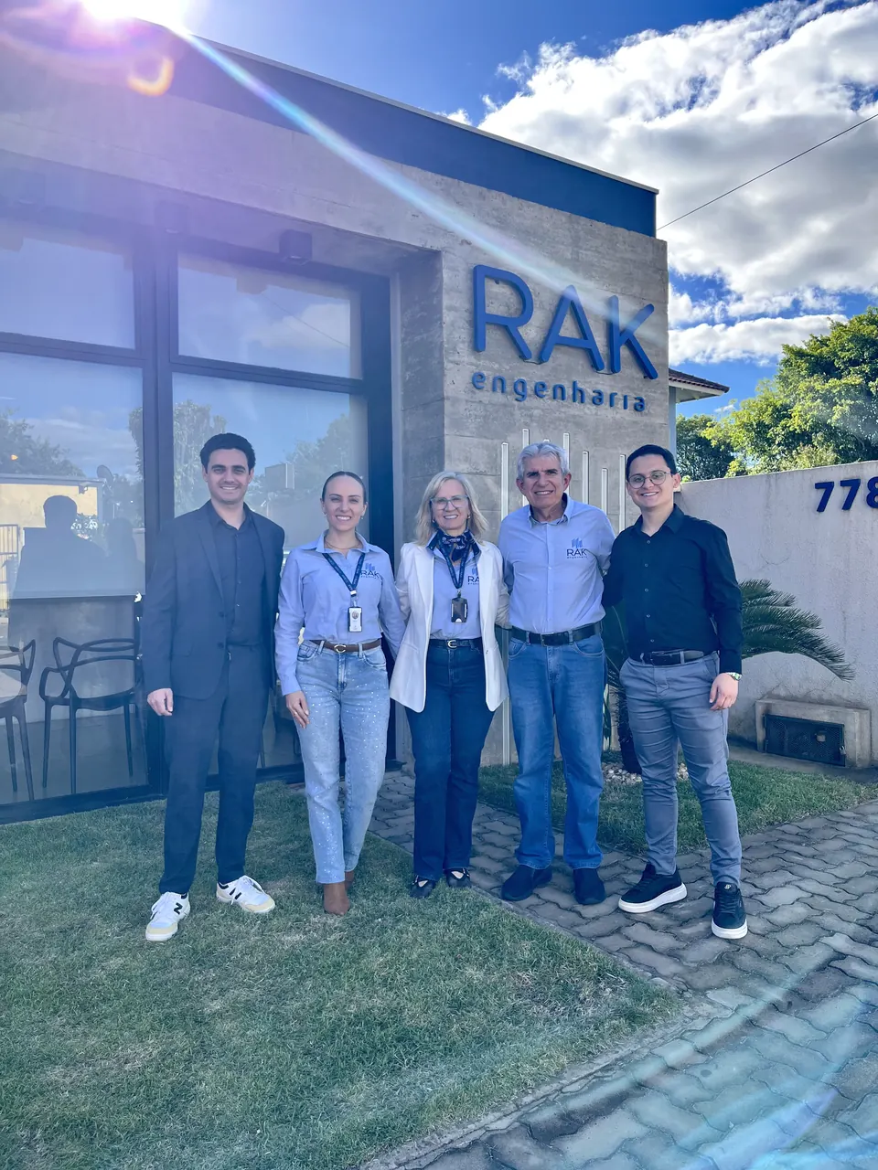 Equipe reunida em frente à sede da RAK Engenharia, em São Borja
